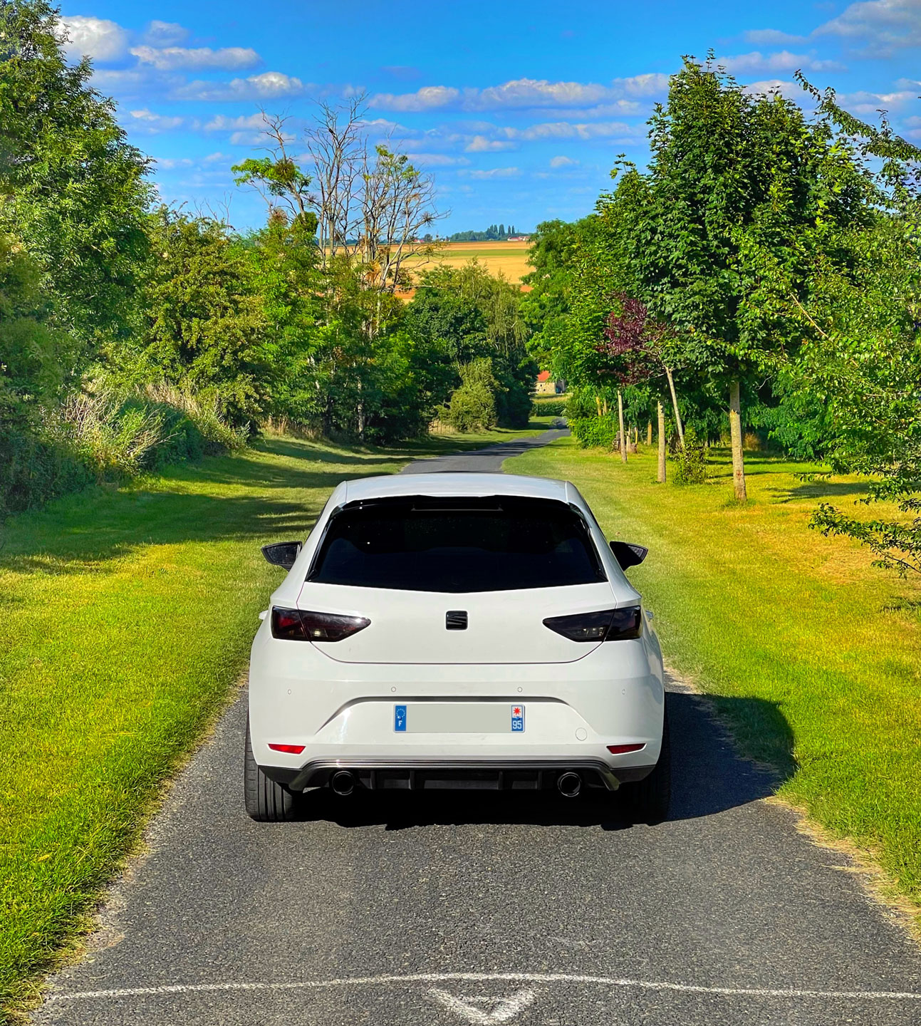 Photo de la voiture realisé au bord de la riviere